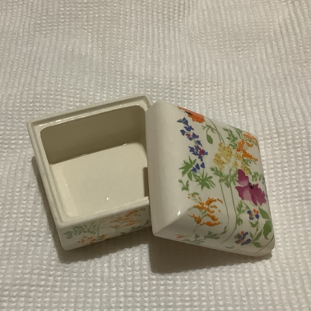 Vintage Elizabeth Arden Floral Trinket Box